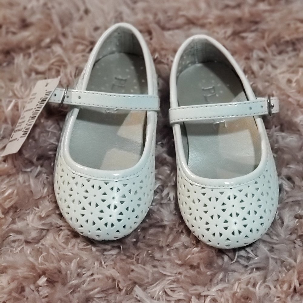 White Children’s Place eyelet dress shoes Size 4